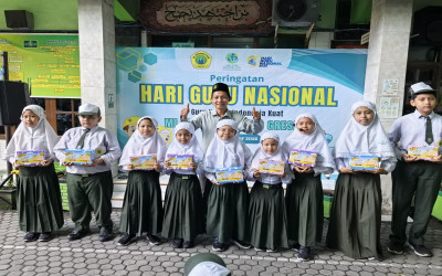 Apel Peringatan Hari Guru Nasional di MI Miftahul Ulum Gresik Berlangsung Meriah dan Penuh Haru