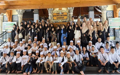 Ziarah Wali Jawa Timur: Langkah Spiritual Siswa Kelas 6 MI Miftahul Ulum Gresik Menjadi Lulusan Berkualitas.