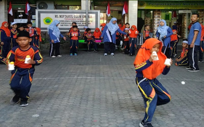 Semarak Dirgahayu ke-81 Republik Indonesia di MI Miftahul Ulum Gresik: Meriah di Lapangan, Semarak di Ruang Literasi