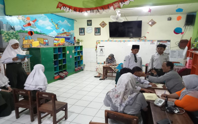 Kegiatan Pemeriksaan Kesehatan dan Imunisasi Murid MI Miftahul Ulum Gresik Berjalan Tertib dan Lancar